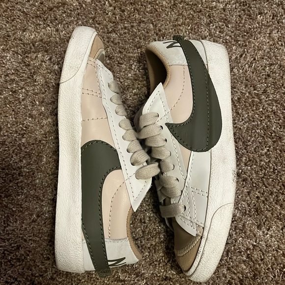 Nike Blazer Low 77 Jumbo Swoosh  Shoes Women’s Size 7.5 - Picture 2 of 8